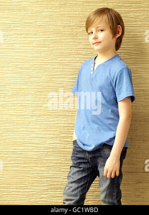 Portrait of a cute blonde boy dans les tenues de Banque D'Images