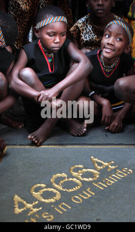 Les enfants du chœur africain des enfants aident la chanteuse Annie Lennox à dévoiler un mémorial à Nelson Mandela, où la pierre porte l'inscription de la Fondation 46664 de l'association caritative Nelson Mandela sur le SIDA, à l'extérieur des chambres de ville d'Édimbourg. Banque D'Images