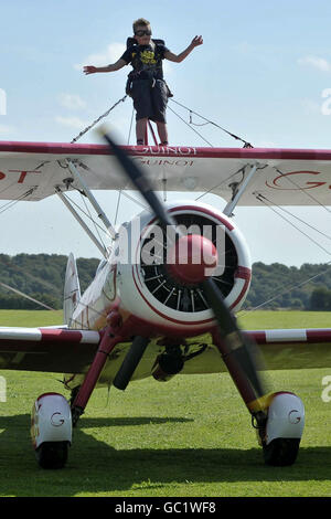 Tiger Brewer, âgé de huit ans, se prépare à se promener sur le biplan de son grand-père et à se rendre dans les livres de disques alors qu'il est devenu le plus jeune marcheur au monde à l'aérodrome de RFC Rendcomb, près de Cirencester. Banque D'Images