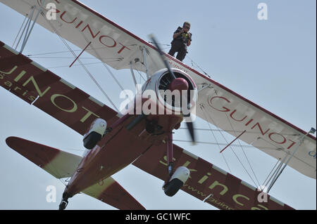 Tiger Brewer, âgé de huit ans, se promenait sur le biplan de son grand-père et se rendit dans les livres de disques alors qu'il devint le plus jeune marcheur au monde à l'aérodrome de RFC Rendcomb, près de Cirencester. Banque D'Images