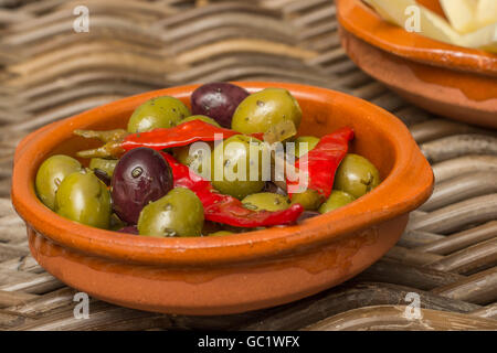 Tapas, olives vertes marinées aux poivrons rouges Banque D'Images