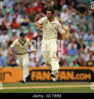 Ben Hilfenhaus, en Australie, célèbre le cricket d'Andrew, en Angleterre Strauss Banque D'Images