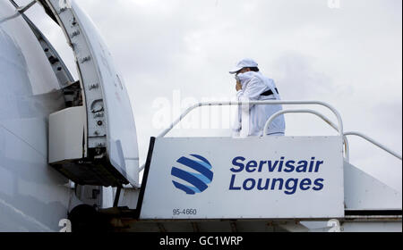 Le bombardier Lockerbie Abdelbaset Ali Mohmed Al Megrahi monte les marches d'un avion à l'aéroport de Glasgow, en direction de Tripoli, après avoir été relâché pour des raisons de compassion par le secrétaire écossais à la Justice Kenny MacAskill. Banque D'Images