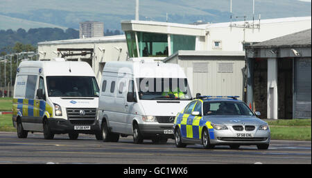 Un convoi transportant le bombardier Lockerbie Abdelbaset Ali Mohmed Al Megrahi arrive à l'aéroport de Glasgow pour un avion en direction de Tripoli, après qu'il ait été relâché pour des raisons de compassion par le secrétaire écossais à la Justice Kenny MacAskill. Banque D'Images