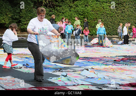 Les enfants et les adultes tentent de battre le record mondial de la peinture au doigt, à Belfast. Banque D'Images