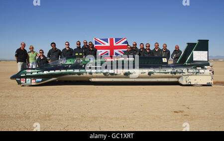 L'équipe britannique de voitures à vapeur sur le lac Rogers Dry à la base aérienne Edwards, dans le désert de Mojave, en Californie, aux États-Unis, où elle tente de battre le record de vitesse terrestre de 103 ans. Banque D'Images