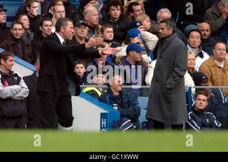 Soccer - FA Barclays Premiership - Chelsea / Newcastle United.Le Graeme Souness de Newcastle United affronte le directeur de Chelsea, José Mourinho Banque D'Images