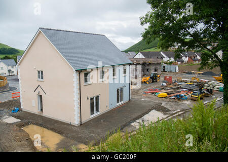 De nouvelles maisons unifamiliales et jumelées maisons en construction sur un lotissement privé à la périphérie d''Aberystwyth, Pays de Galles UK Banque D'Images