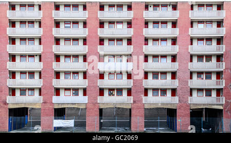 Architecture bâtiment brutaliste sur Golden Lane à Londres , 1950 un complexe de logement du conseil. Banque D'Images