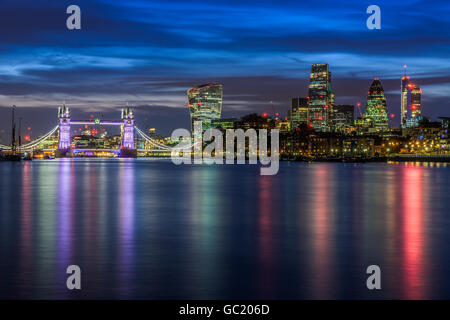 Vue panoramique de la ville de Londres illuminée au coucher du soleil Banque D'Images