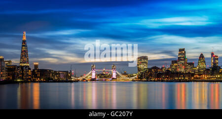 Vue panoramique de la ville de Londres illuminée au coucher du soleil Banque D'Images