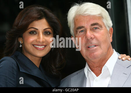 Actrice et mannequin Shilpa Shetty avec son attaché de presse Max Clifford à Tiffinbites à Londres où elle a annoncé sa participation au V8 Gourmet Group. Banque D'Images