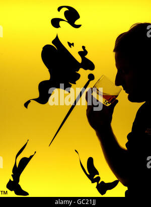 Une personne a pris Johnnie Walker Whisky à l'expérience du whisky aux championnats de golf Johnnie Walker à Gleneagles après que les propriétaires de Diageo de Johnnie Walker, ont annoncé des bénéfices avant impôts de plus de 2 milliards, une baisse de 3.7% par rapport à l'année précédente. Banque D'Images