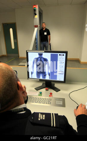 IMAGE POSÉE PAR LE MODÈLE UN homme est X-trahi à l'aéroport international de Birmingham. Banque D'Images