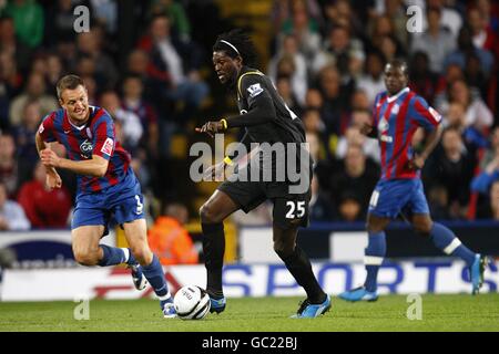 Football - Carling Cup - deuxième tour - Crystal Palace v Manchester City - Selhurst Park.Emmanuel Adebayor (au centre) de Manchester City bat Clint Hill (à gauche) du Crystal Palace Banque D'Images