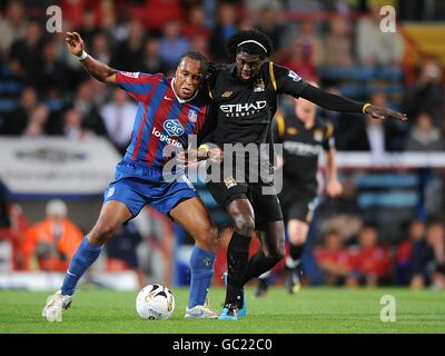 Football - Carling Cup - deuxième tour - Crystal Palace v Manchester City - Selhurst Park.Emmanuel Adebayor de Manchester City et Neil Danns (à gauche) de Crystal Palace se battent pour le ballon Banque D'Images