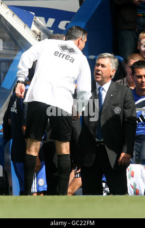 Owen Coyle, directeur de Burnley (à gauche) et Carlo Ancelotti, directeur de Chelsea (droite) secouer les mains avant de démarrer Banque D'Images