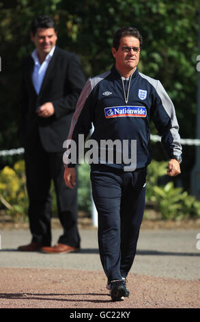 Football - International friendly - Angleterre v Slovénie - England Training and Press Conference - London Colney.Fabio Capello, responsable de l'Angleterre, et Adrian Bevington, directeur des communications du FA Banque D'Images