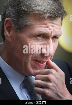 Le secrétaire à la Justice, Kenny MacAskill, lors d'une visite au poste de police de la rue Baird à Glasgow pour souligner les nouveaux personnages de la police. Banque D'Images