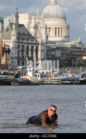 'Big River Man' et une séance de dépistage - Londres Banque D'Images