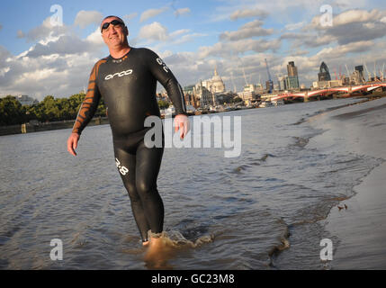 Martin Strel, un nageur qui a battu des records, sort aujourd'hui de la Tamise à Londres pour lancer un film sur sa nage de 3,375 km sur l'Amazone. Banque D'Images