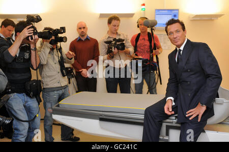 Martin Kemp, acteur et star du ballet Spandau, à l'hôpital St Bartholomew de la ville de Londres, où il a ouvert un nouveau centre Gamma Knife. Banque D'Images