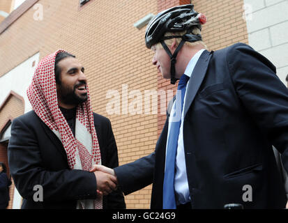 Le maire de Londres Boris Johnson quitte la mosquée de l'est de Londres où il a discuté de la nécessité d'une plus grande tolérance pour la compréhension musulmane. Banque D'Images