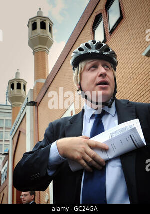 Boris visites East London Mosque Banque D'Images