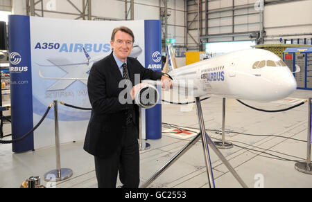 Lord Mandelson, secrétaire d'entreprise, avec un modèle de l'A350 XWB lors de sa visite à Airbus à Filton, Bristol. Banque D'Images