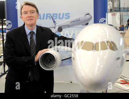 Lord Mandelson, secrétaire d'entreprise, avec un modèle de l'A350 XWB lors de sa visite à Airbus à Filton, Bristol. Banque D'Images