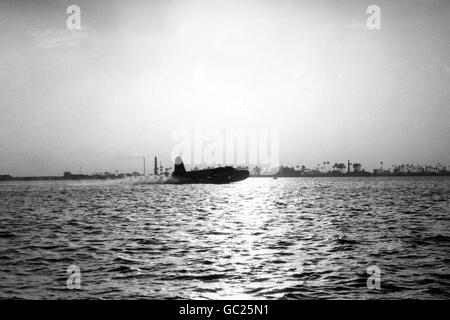 Un bateau de classe Empire « C » sur la route des « Horse-Shoe » au départ de Durban, en descendant sur le Nil à Rod-el-Farag, près du Caire au coucher du soleil. Le Sunderland court 'Hythe' était une variante du bateau volant réussi, qui avait un confort passager inégalé sur les vols long-courriers. Et la classe 'C' a volé la route entre Durban, le lac Victoia Nyamga, le Caire et Calcutta, connu sous le nom de 'cheval-chaussure'. Banque D'Images