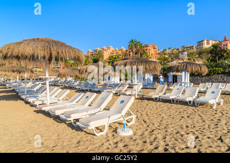 La plage de Costa Adeje, Tenerife - NOV 17, 2015 : transats sur la plage d'El Duque sur la Costa Adeje hôtel avec bâtiments en arrière-plan, Tenerif Banque D'Images