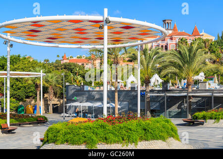 COSTA ADEJE, TENERIFE ISLAND - NOV 17, 2015 : parc public à Costa Adeje ville près de la plage d'El Duque sur la côte sud de Tenerife, Banque D'Images