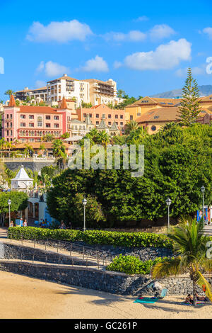 Vue d'hôtels de luxe sur la plage d'El Duque sur la Costa Adeje Holiday Resort, Îles Canaries, Espagne Banque D'Images