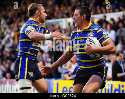 Le Ryan Hall de Leeds Rhinos (à droite) célèbre sa troisième tentative avec Rob Burrow lors du match de la Super League engage au stade Headingley Carnegie, à Leeds. Banque D'Images