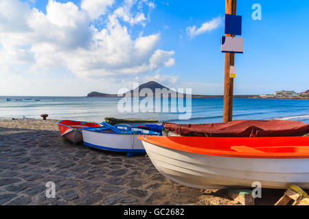 Bateaux de pêche sur la plage de El Medano beau temps au lever du soleil, Tenerife, Canaries, Espagne Banque D'Images