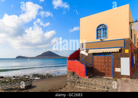 Belle maison sur la plage El Medano à heure du lever, Tenerife, Canaries, Espagne Banque D'Images