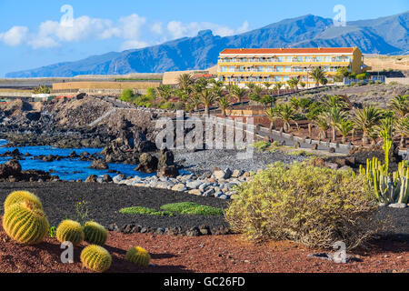 Vue de la côte et sur la promenade de l'hôtel de ville de San Juan, Tenerife, Canaries, Espagne Banque D'Images