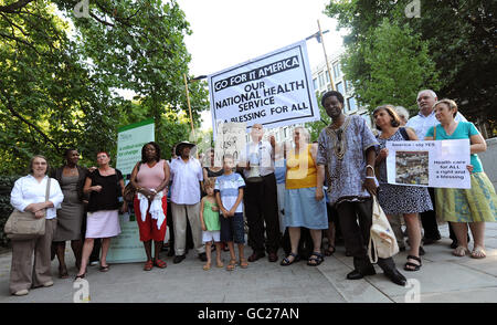 Bruce Kent (au centre) dirige une manifestation devant l'ambassade des États-Unis à Grosvenor Square, dans le centre de Londres, pour soutenir le NHS. Banque D'Images