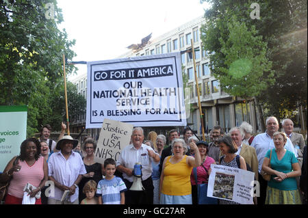 Bruce Kent (au centre) dirige une manifestation devant l'ambassade des États-Unis à Grosvenor Square, dans le centre de Londres, pour soutenir le NHS. Banque D'Images