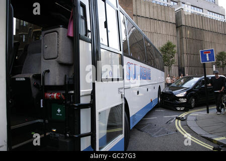 La voiture transportant des membres de X Factor finalistes impeccable, qui a été impliqué dans une collision avec un entraîneur, arrivant pour le projet de collaboration PUMA/London College of Fashion Design au London College of Fashion, dans le centre de Londres. Banque D'Images