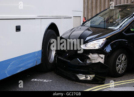 La voiture transportant des membres de X Factor finalistes impeccable, qui a été impliqué dans une collision avec un entraîneur, arrivant pour le projet de collaboration PUMA/London College of Fashion Design au London College of Fashion, dans le centre de Londres. Banque D'Images