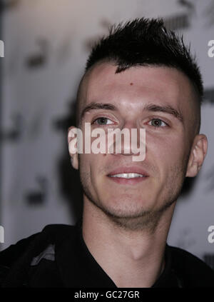 Le musicien d'électro pop Frankmusik arrive pour le projet de collaboration PUMA/London College of Fashion Design au London College of Fashion, dans le centre de Londres. Banque D'Images