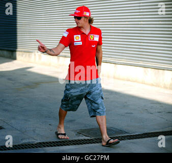 Kimi Raikkonen de Ferrari, de Finlande, dans le paddock avant les sessions d'entraînement pendant la journée d'entraînement au circuit Valencia, Espagne. Banque D'Images