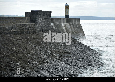 Une vue générale de la scène à l'embarcadère de Porthcawl où une recherche a repris pour un garçon de 13 ans qui a été balayé à la mer hier. Banque D'Images