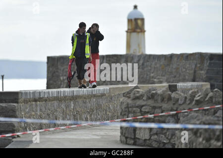 Une vue générale de la scène à l'embarcadère de Porthcawl où une recherche a repris pour un garçon de 13 ans qui a été balayé à la mer hier. Banque D'Images