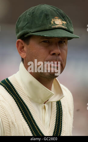 Le capitaine australien Ricky Ponting a été frappé au visage par un coup de feu de Matt Prior d'Angleterre lors du cinquième match du npower Test à l'Oval, Londres. Banque D'Images