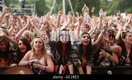 V Festival 2009 - Chelmsford.La foule regardant McFly jouer sur la scène V pendant le V Festival, à Hylands Park, Chelmsford. Banque D'Images