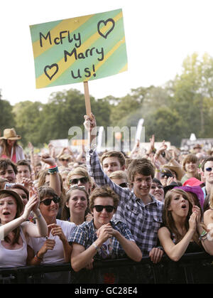 La foule regardant McFly jouer sur la scène V pendant le V Festival, à Hylands Park, Chelmsford. Banque D'Images