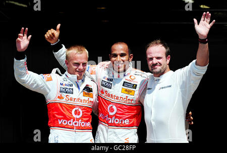 Lewis Hamilton de McLaren Mercedes célèbre après s'être qualifié en pole position avec le coéquipier Heikki Kovalainen (à gauche) qui a été deuxième et troisième place du Brawn GP Rubens Barrichello lors des qualifications au circuit Valencia, Espagne. Banque D'Images